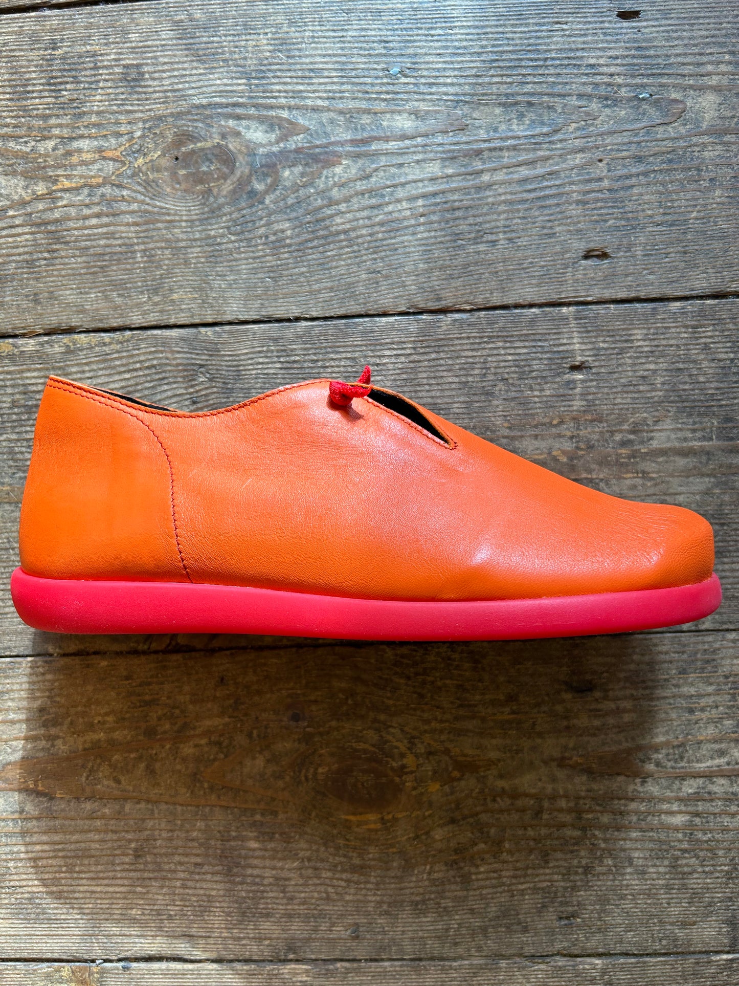 Clamp Giovani orange leather with red sole and elastic