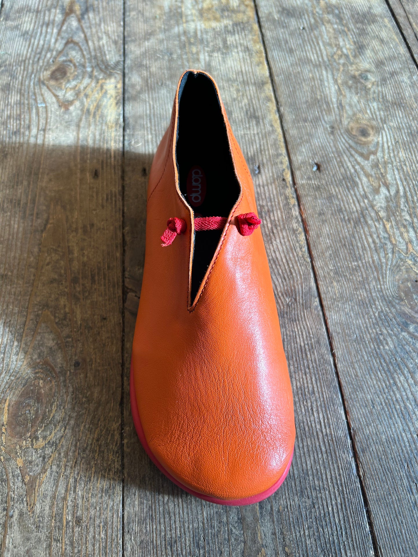 Clamp Giovani orange leather with red sole and elastic