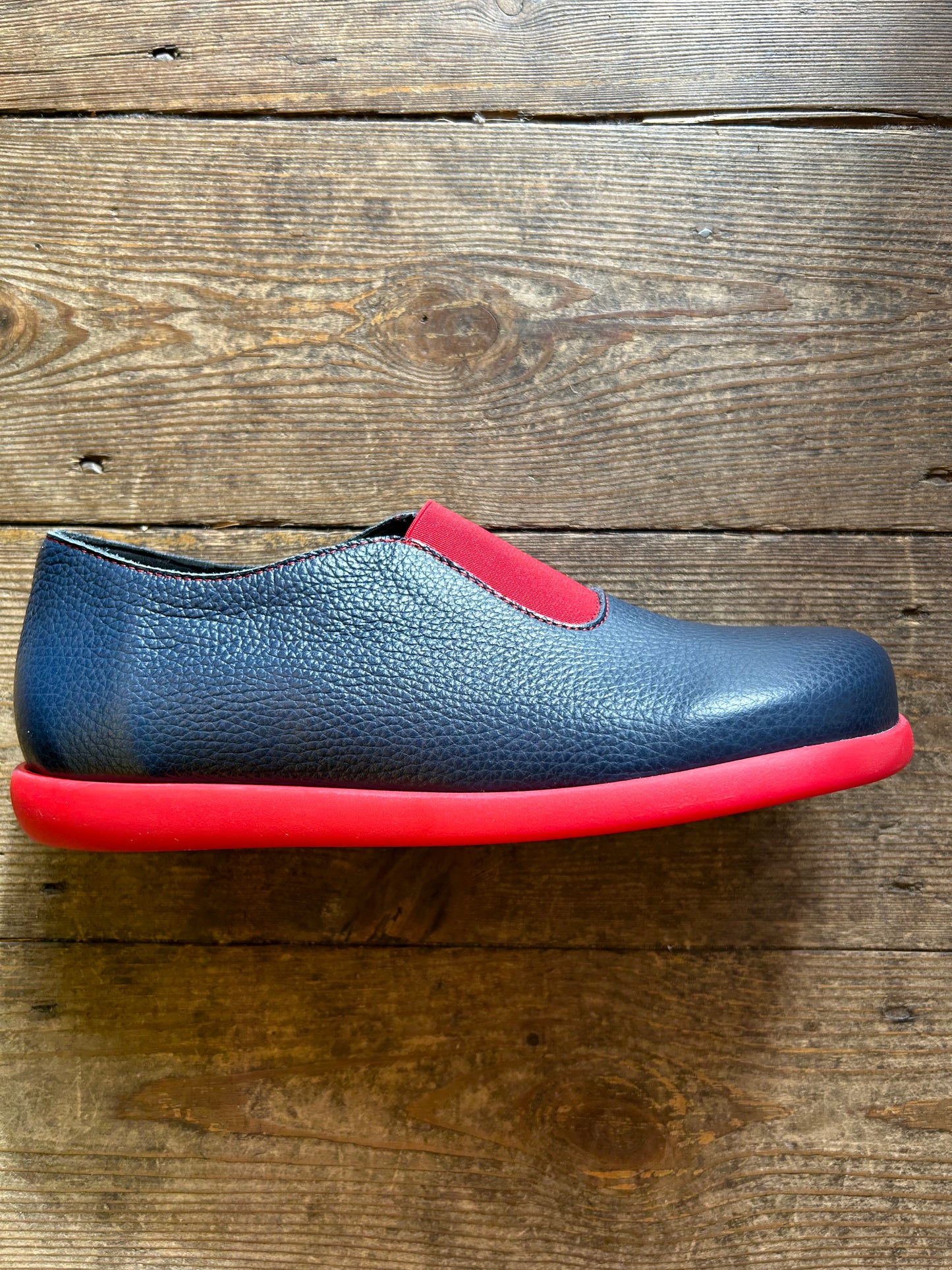 Clamp Bevan surfblue leather with red sole and elastic